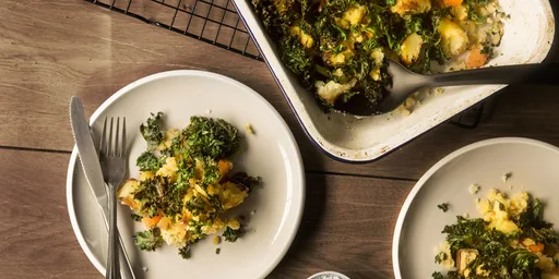 Pastel horneado de lentejas, col y miso con verduras asadas