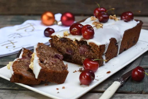 Queque Navideño con Frutos Secos y Cerezas
