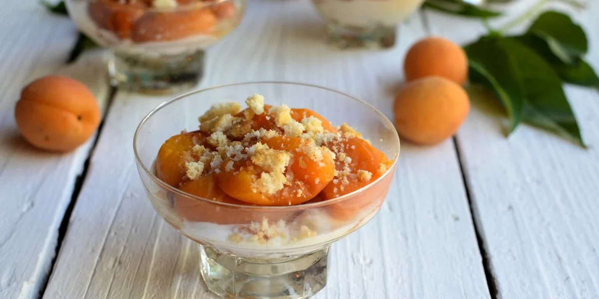 Amaretti and apricot fool