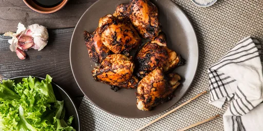 Muslos de pollo marinados para barbacoa