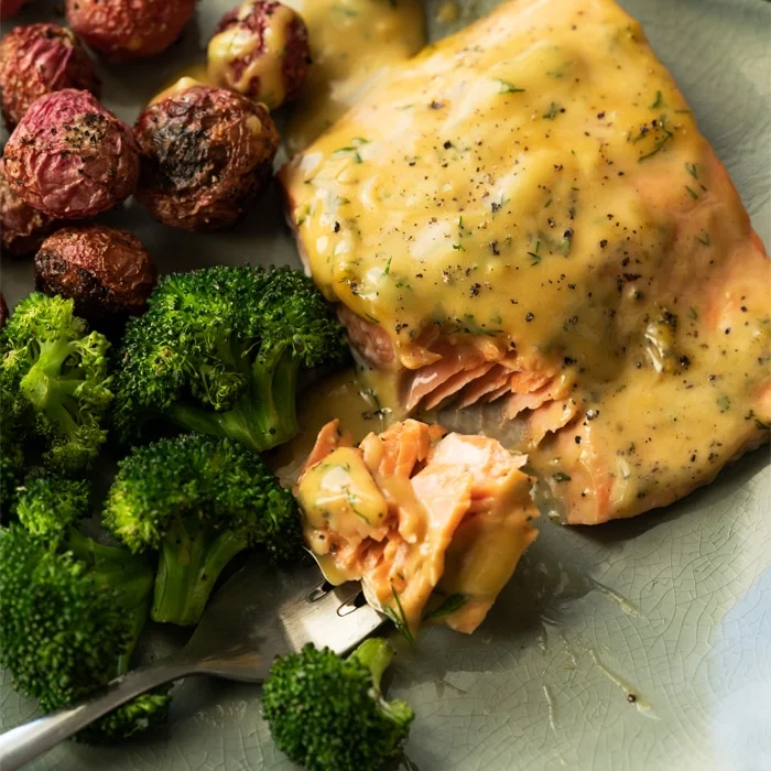Salmão keto com mel e mostarda feito em uma assadeira
