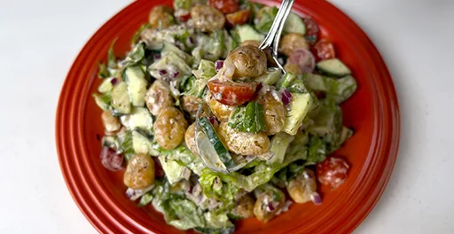 Crunchy gnocchi salad o ensalada de ñoquis crujientes