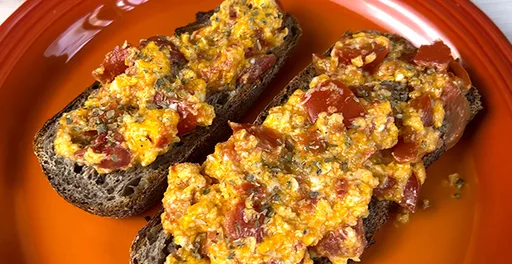 Huevos revueltos con tomate