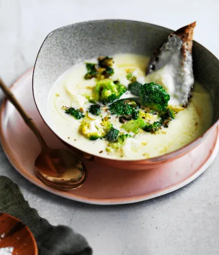 Sopa de brócoli con tostadas de gorgonzola