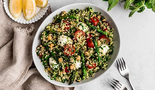 Tabulé con verduras, garbanzos y queso mozzarella