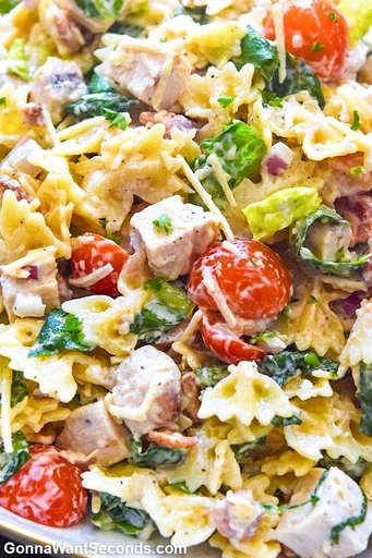 Ensalada de pasta con pollo César