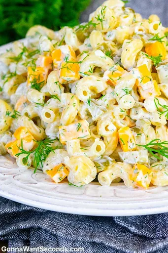 Ensalada de pasta con pepinillos en vinagre