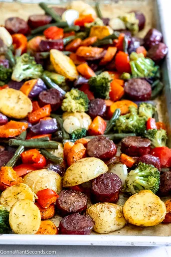 Salchicha y verduras a la bandeja