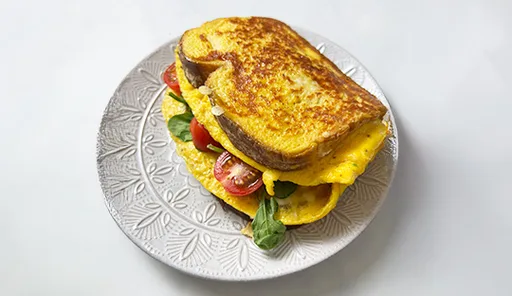 Breakfast sándwich de huevo, palta y rúcula