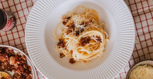 Pasta Carbonara con chili oil