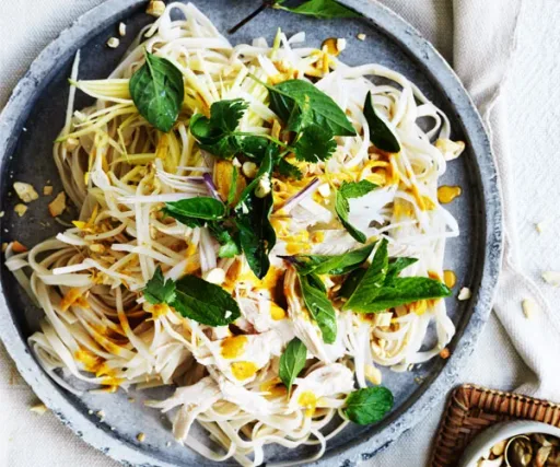 Ensalada de fideos con pollo y aderezo de cúrcuma y lima