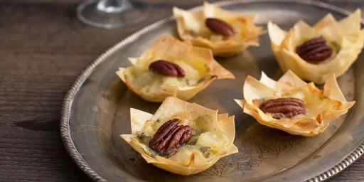 Bocaditos de pasta filo con queso azul, pera y pecana