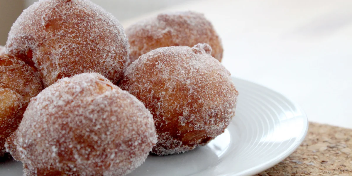Bunyols de vent (Catalan doughnuts)