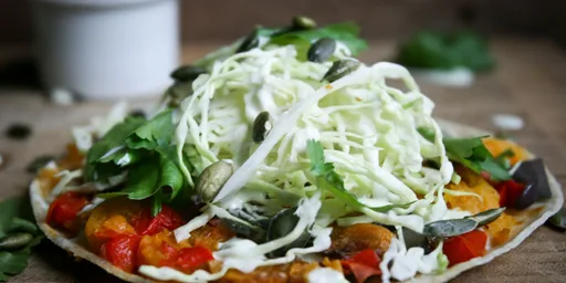 Tostadas de calabaza almizclera con ensalada de col y cilantro