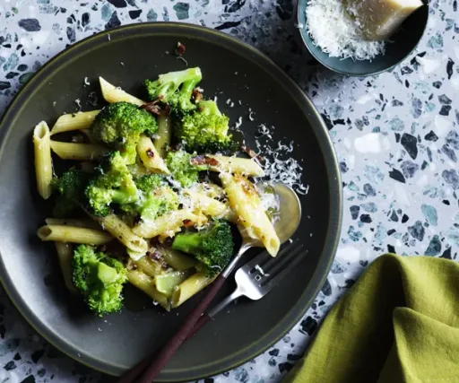 Penne con brócoli y pangrattato de panceta