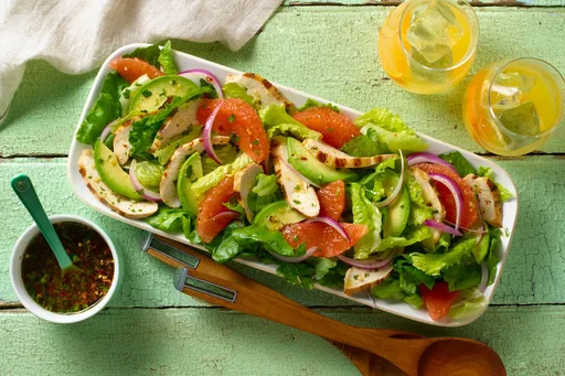 Ensalada de Pollo Asado con Aguacates y Toronja