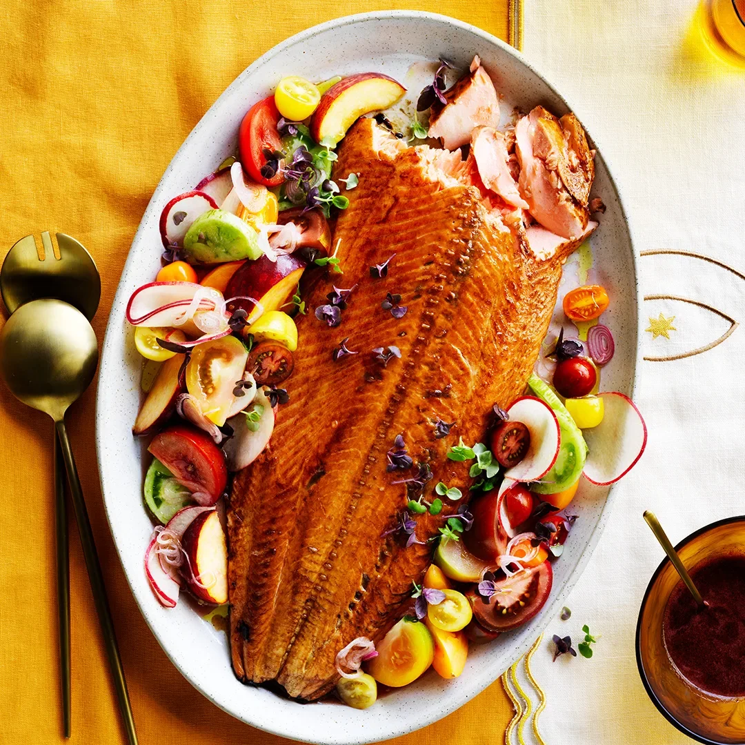 Salmão Ōra king com salada de tomate e pêssego