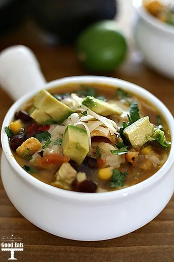 Sopa de tortilla con pollo en olla a presión