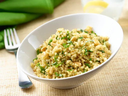 Pilaf de quinoa con hierbas y piñones