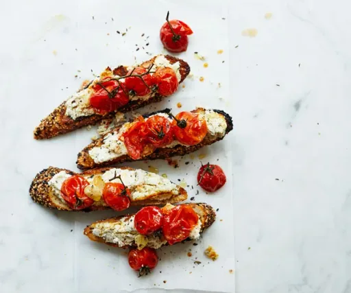 Bruschetta de ricotta de hierbas y tomate asado de Giovanni Pilu