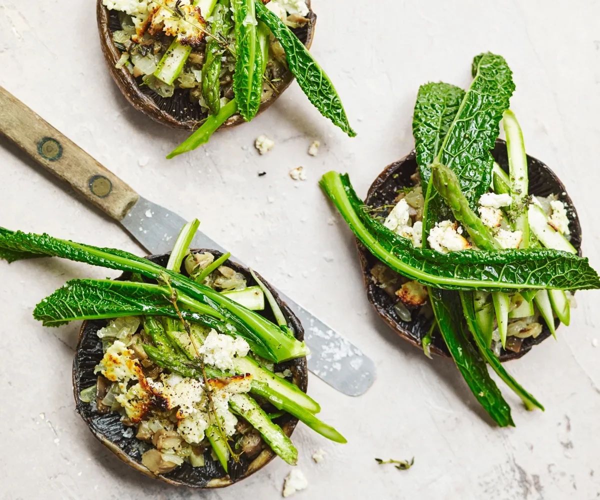 Roasted mushrooms with asparagus and goat’s cheese