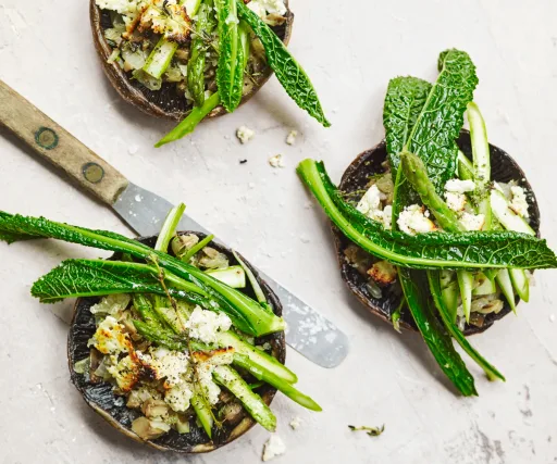 Setas asadas con espárragos y queso de cabra