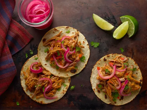 Tacos de cerdo desmenuzado al estilo mexicano
