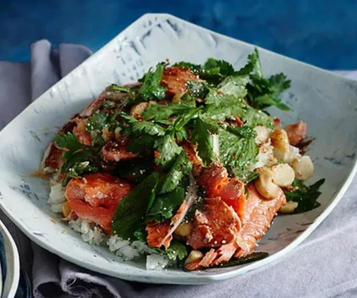 Ensalada de salmón con aderezo agripicante
