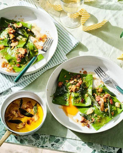 Raviolis de rúcula y yema de huevo con panceta y salvia