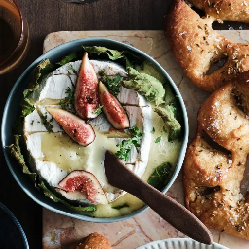 Queso brie al horno con hojas de higuera, higos encurtidos y focaccia de hinojo