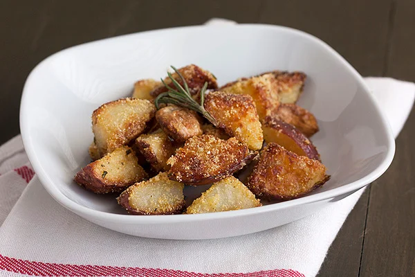Patatas asadas crujientes al parmesano y romero