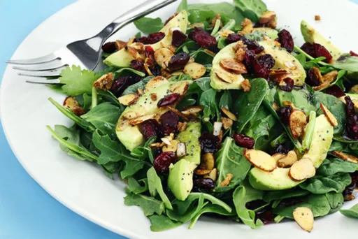 Ensalada de rúcula, aguacate y almendras