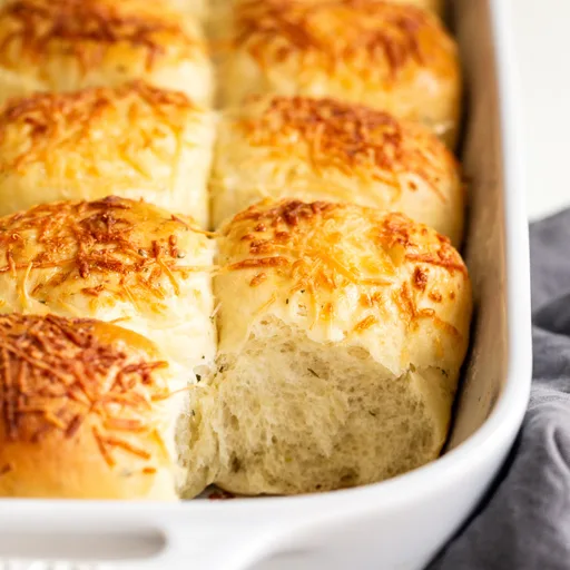 Panecillos de ajo, hierbas y queso