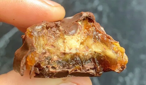 Dátiles rellenos de crema de cacahuete y bañados en chocolate