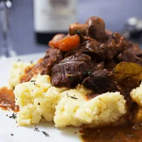 Estofado de ternera con champiñones y vino tinto