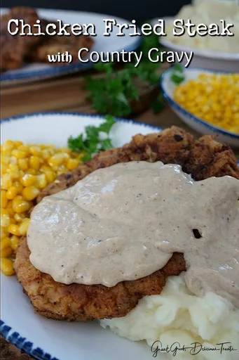 Filete empanado con salsa blanca