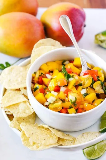 Salsa de mango y tomate