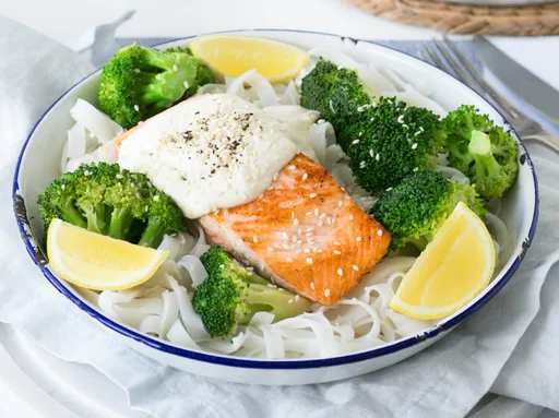 Bol de salmón a la parrilla con tahini