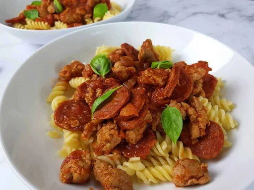 Pasta marroquí con salchicha y chorizo