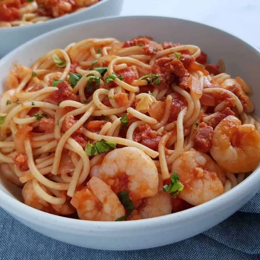 Pasta con gambas y chorizo