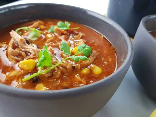 Sopa de taco de pollo en olla de cocción lenta