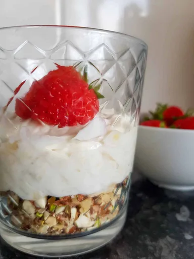 Parfait de queso crema y fresas