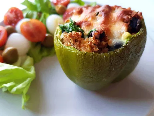 Pimientos rellenos de quinoa y alubias negras