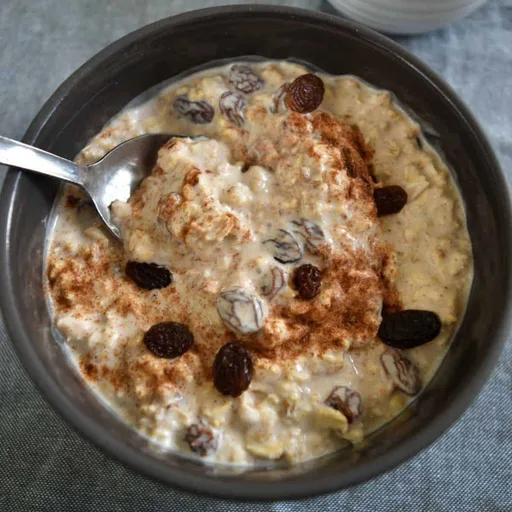 Avena nocturna con canela y pasas