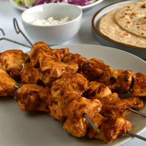 Brochetas de pollo tikka