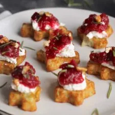 Bocados de queso de cabra con arándanos y nueces pecanas