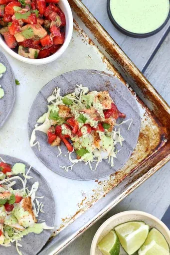 Tacos de Pescado a la Parrilla con Salsa de Fresa y Aguacate y Crema de Lima
