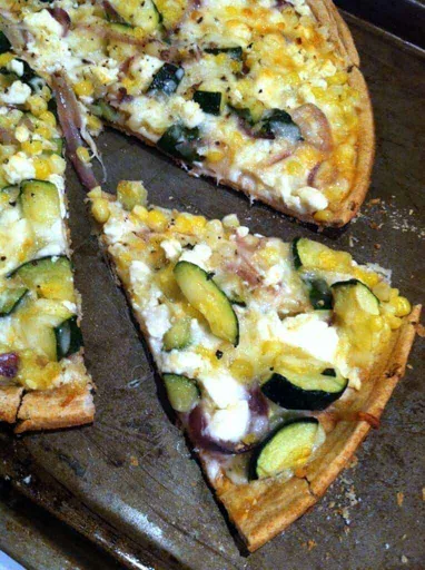 Pizza de verano con maíz dulce y calabacín