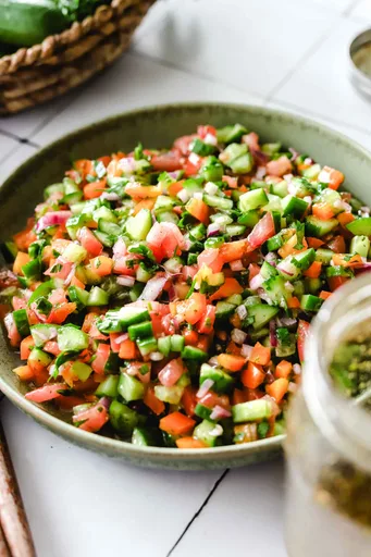 Ensalada árabe con aderezo sencillo