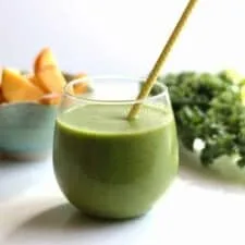 Batido verde de col rizada con melocotón y piña